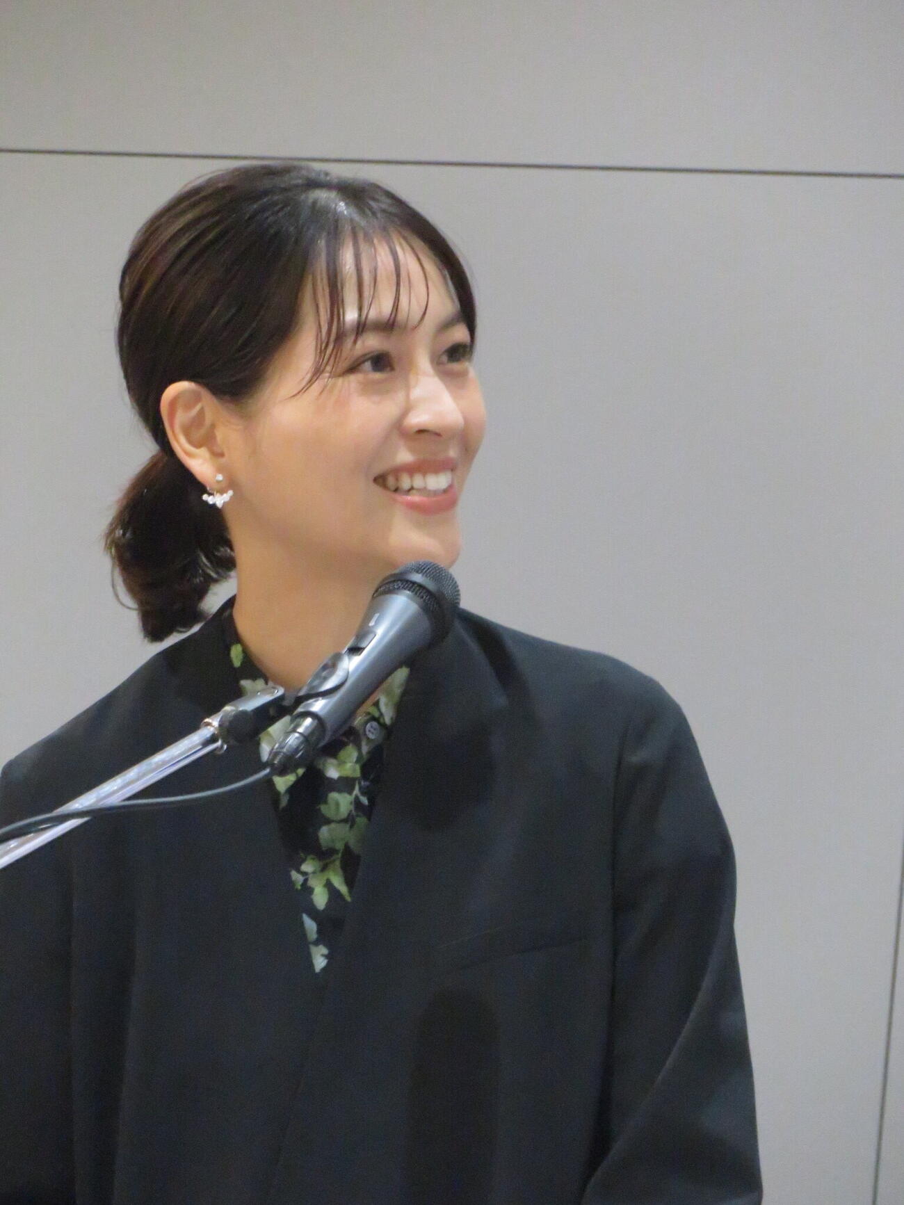 「ふるコミ」のイベントでMCを務めたフリーアナウンサーの青木裕子