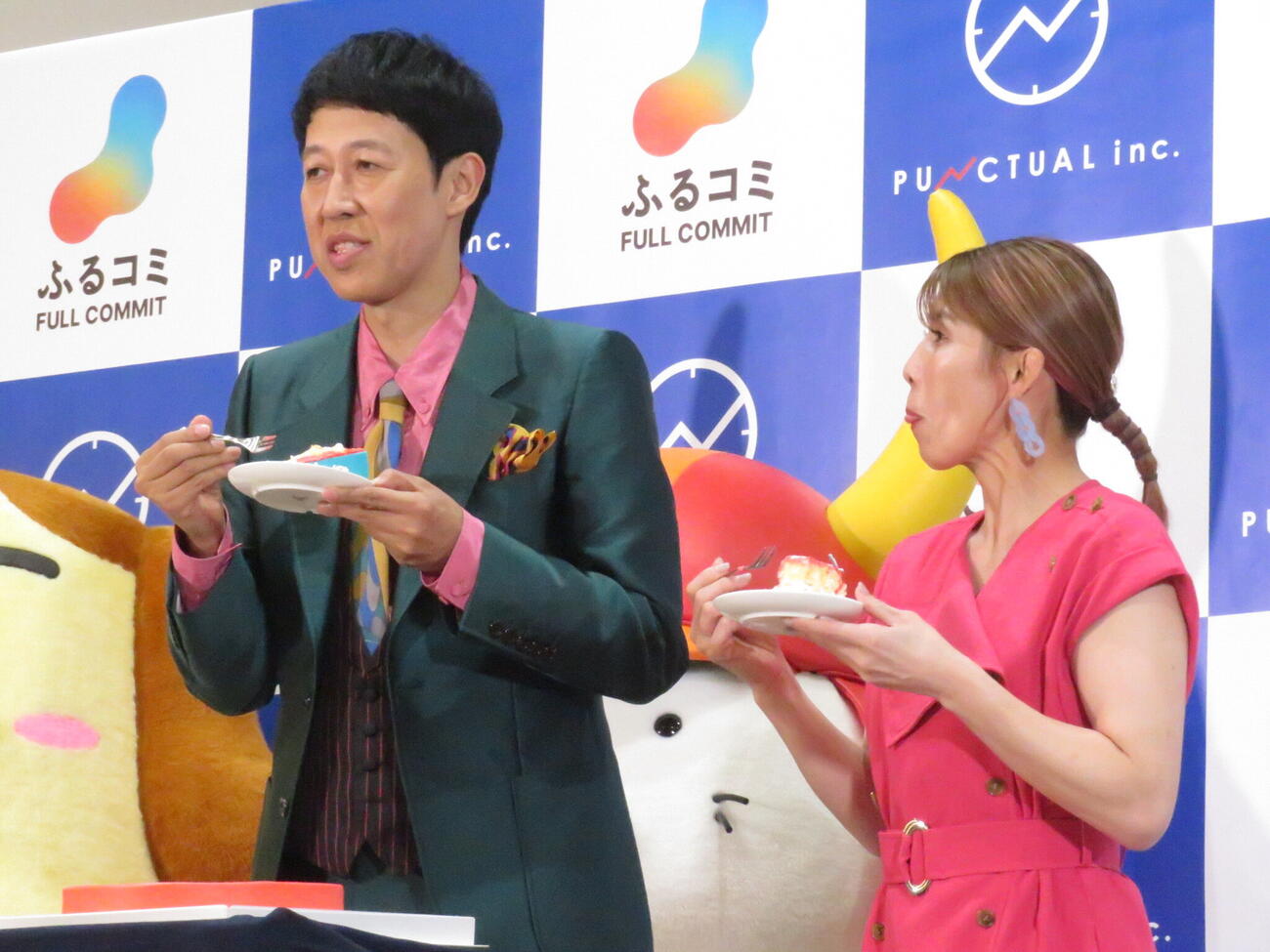 「ふるコミ」のイベントに参加し、少し早い誕生日ケーキを食べる小籔千豊（左）と同席した吉田沙保里