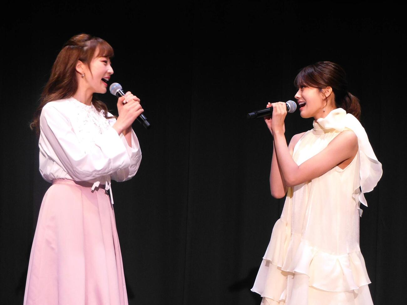 ミュージカル「秘密の花園」制作発表会見に登壇した彩みちる（左）と乃木坂46奥田いろは（右）（撮影・寺本吏輝）