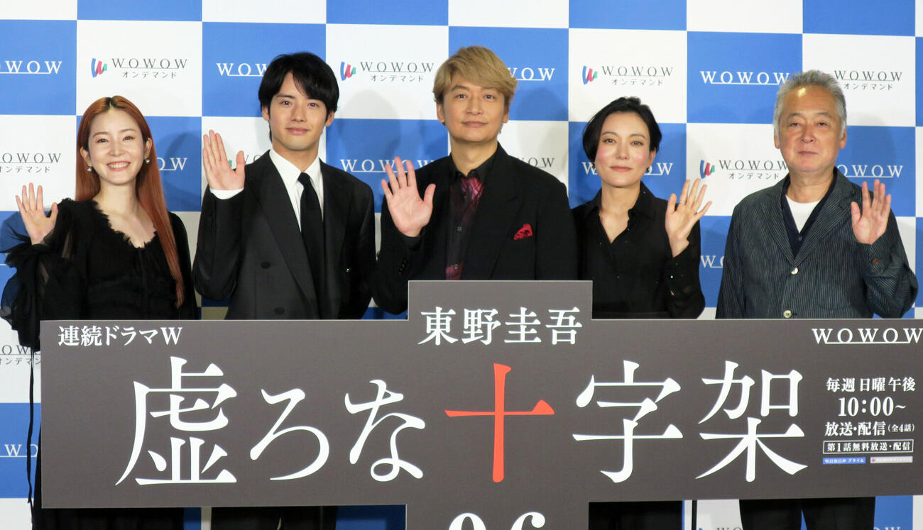 WOWOW「連続ドラマW　東野圭吾『虚ろな十字架』」完成報告会で。左から、蓮佛美沙子、赤楚衛二、香取慎吾、鈴木杏、瀬々敬久監督