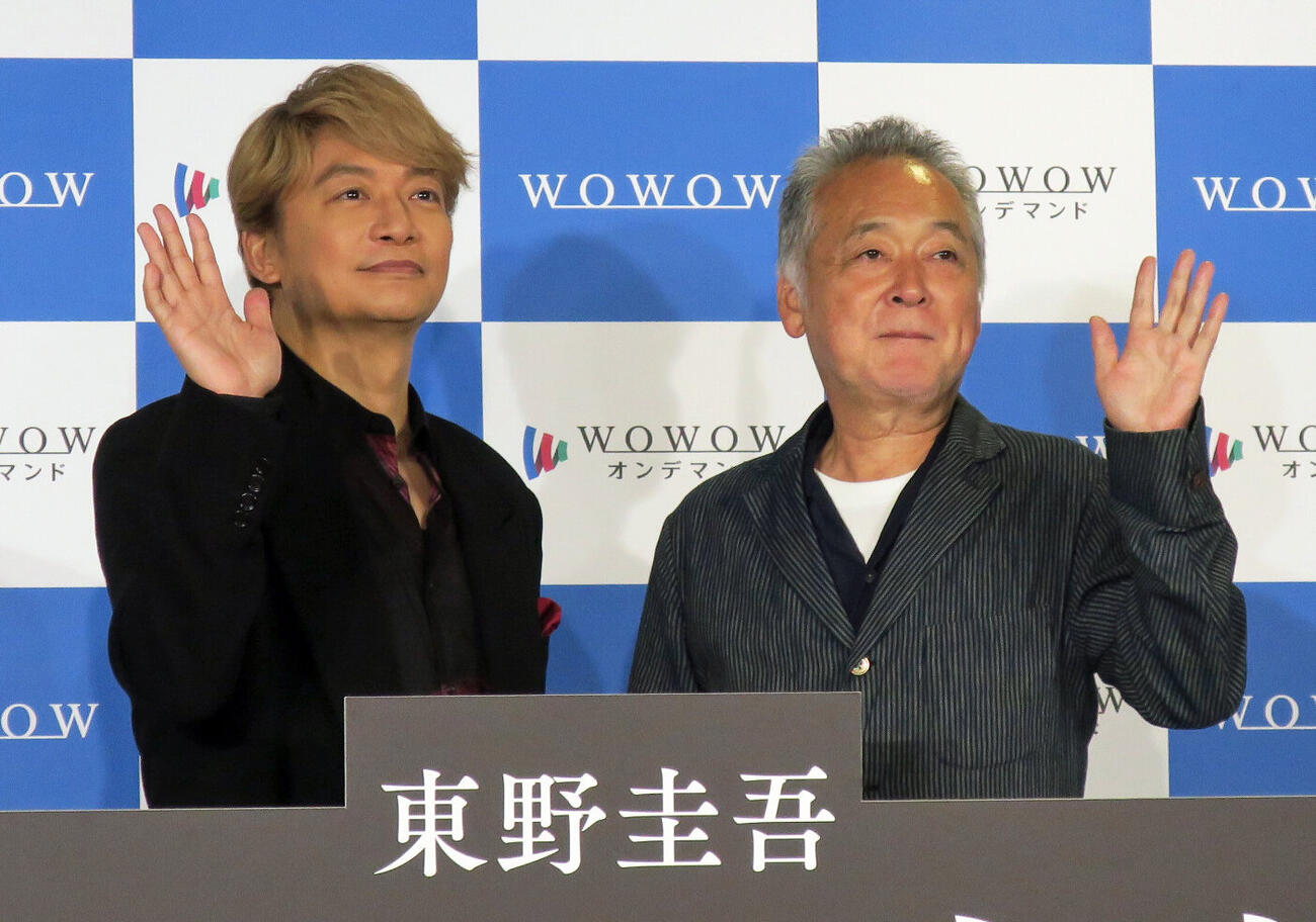 WOWOW「連続ドラマW　東野圭吾『虚ろな十字架』」完成報告会で。左から、香取慎吾、瀬々敬久監督