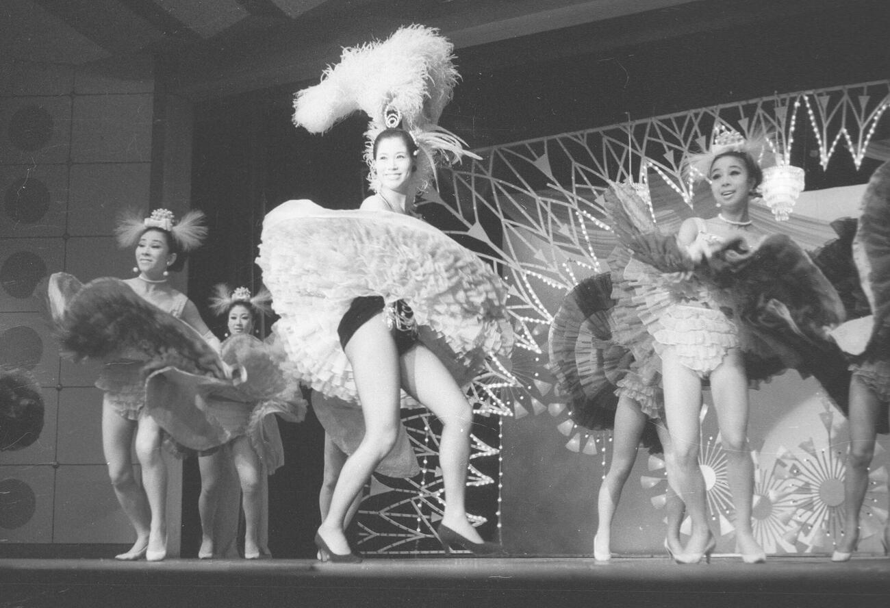 昼は明治座で舞妓、夜は網タイツで大胆に激しく歌い踊る水谷良重さん（1968年2月撮影）