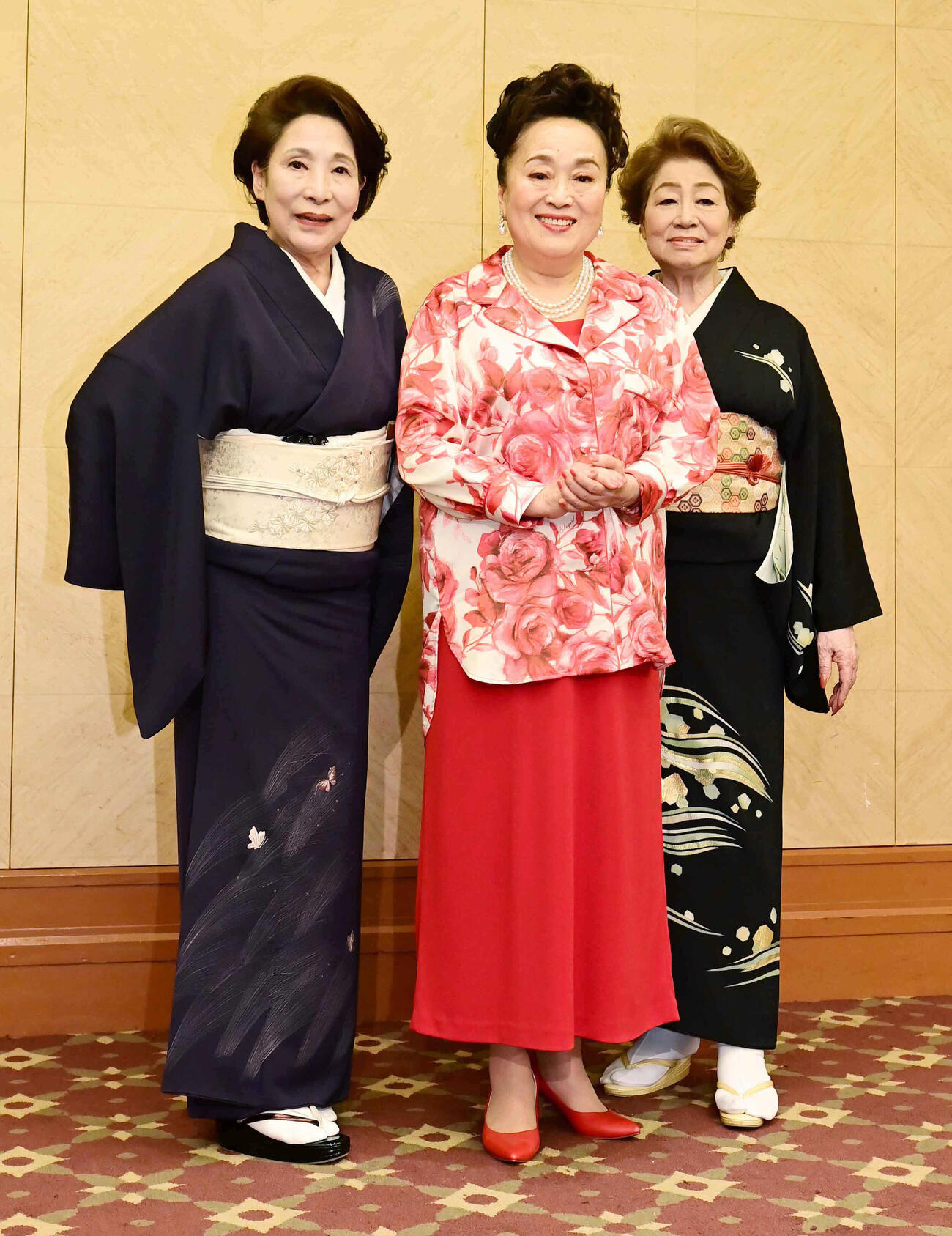 新派喜劇公演「三婆」取材会に臨む、左から波乃久里子、渡辺えり、水谷八重子さん（2023年4月撮影）