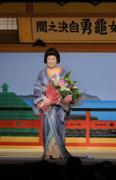 「ふるあめりかに袖はぬらさじ」でお園役100回達成の水谷八重子さん（2011年6月撮影）