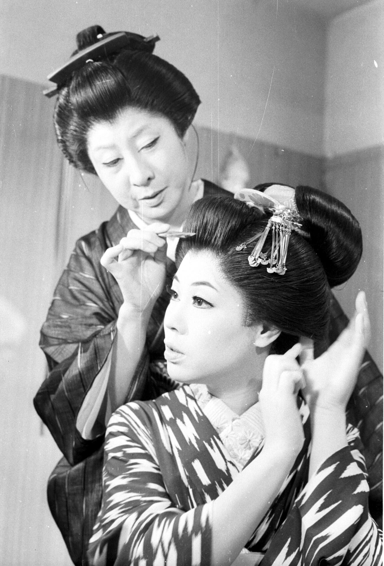 70年2月、親子共演をした初代水谷八重子（上）と水谷良重（2代目水谷八重子）さん