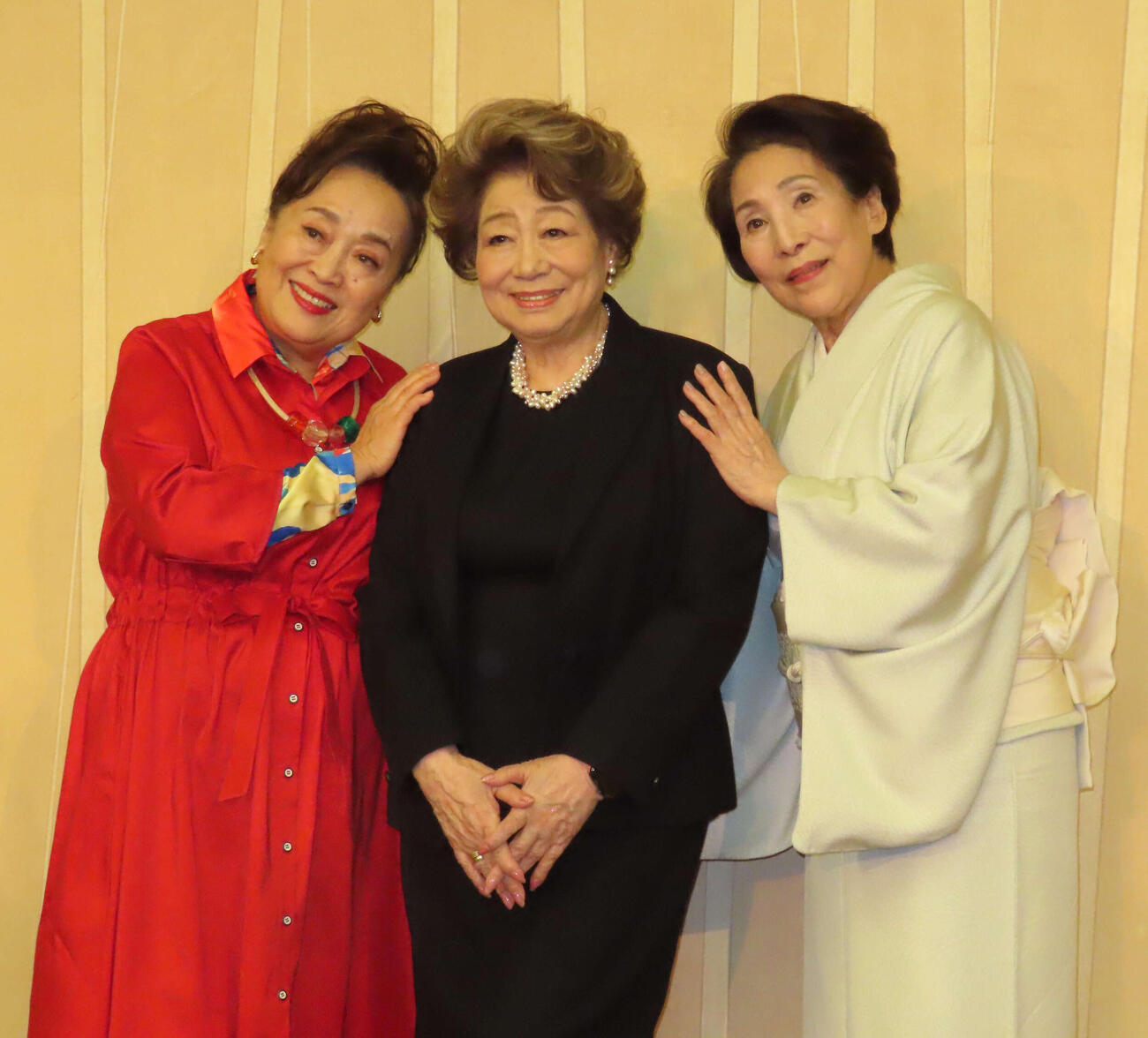 新派喜劇公演「三婆」の記者懇親会に出席した、左から渡辺えり、水谷八重子さん、波乃久里子（2024年12月撮影）