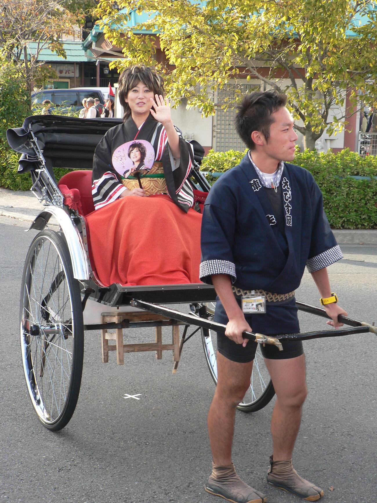 人力車に乗って紅白出場祈願浅草参りを行う水谷千重子さん（2012年9月撮影）