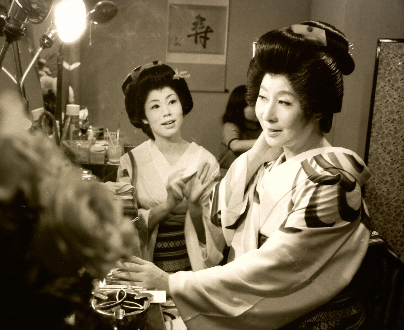 1965年9月、楽屋でくつろぐ水谷良重（左）と水谷八重子親子