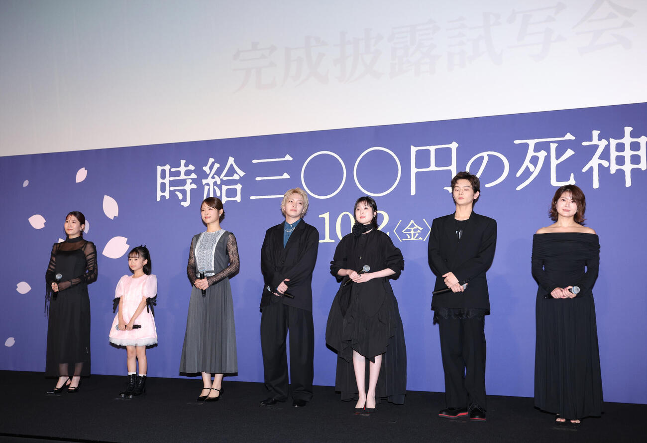 舞台あいさつに登壇した左から酒井麻衣監督、泉谷星奈、渋谷凪咲、西畑大吾、福本莉子、齋藤潤、佐津川愛美