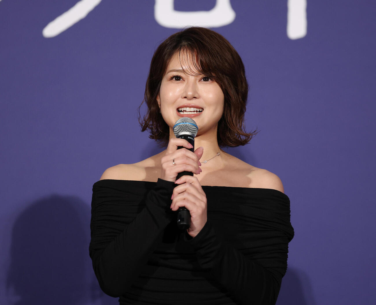 舞台あいさつに登壇し話をする佐津川愛美（撮影・増田悦実）