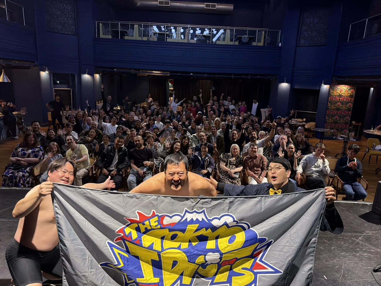 「THE TOKYO IDIOTS」として、盛り上がったスコットランド公演に手応えを感じた様子の左からウエスP、とにかく明るい安村、市川こいくち