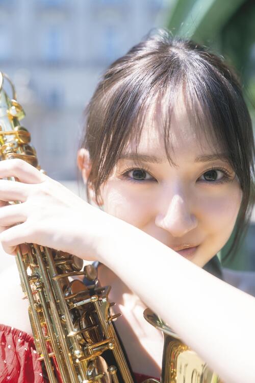 日向坂46金村美玖、ガーリー赤ワンピ着て念願ウィーンでサックス　セカンド写真集10・20発売
