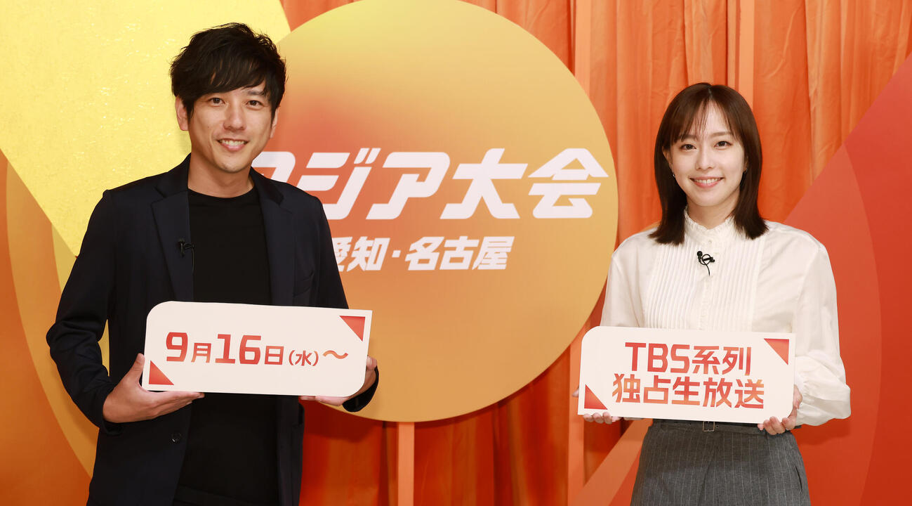 アジア大会スペシャルキックオフ会見を行った二宮和也（左）と石川佳純さん（撮影・中島郁夫）