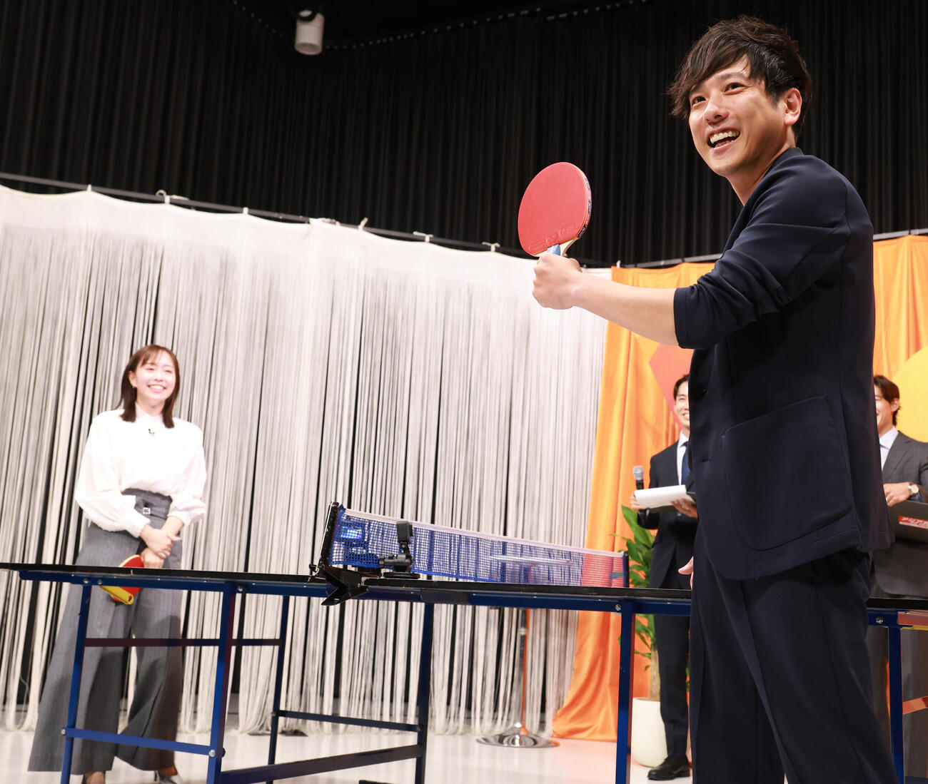 アジア大会スペシャルキックオフ会見で石川佳純さん（左）と卓球対決を行った二宮和也（撮影・中島郁夫）