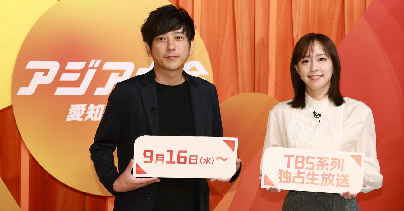 アジア大会スペシャルキックオフ会見を行った二宮和也（左）と石川佳純さん（撮影・中島郁夫）