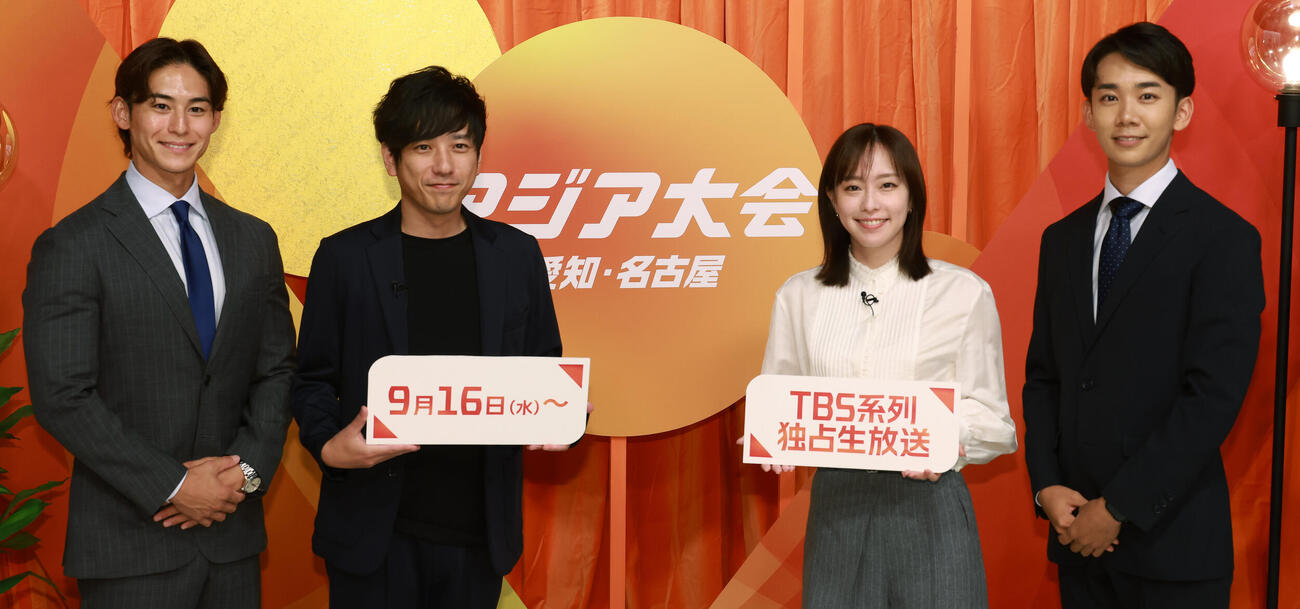 アジア大会スペシャルキックオフ会見を行った、左から齋藤慎太郎アナウンサー、二宮和也、石川佳純さん、長尾翼アナウンサー（撮影・中島郁夫）