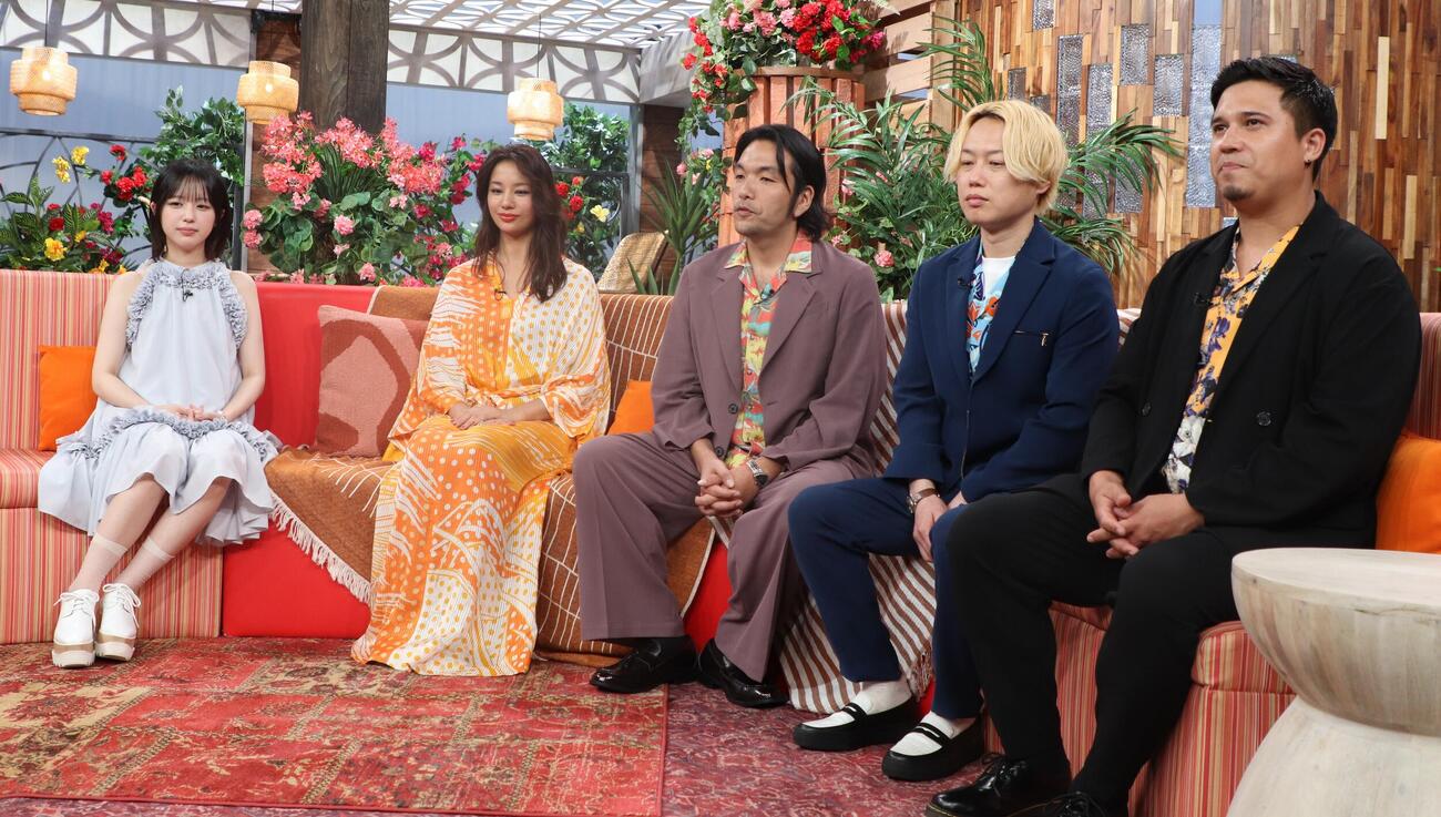 ABEMA恋愛リアリティーショー「ラブキャッチャージャパン3」の囲み取材に応じた、左からなえなの、高橋メアリージュン、盛山晋太郎、リリー、木村昴（撮影・会田京叶）