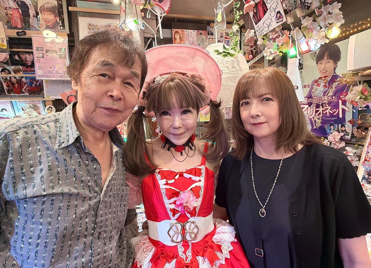 中野名曲堂でインストアライブを開いた恵中瞳（中）。左は中野名曲堂の朝倉寿一社長、右は店員の佐藤浩美さん