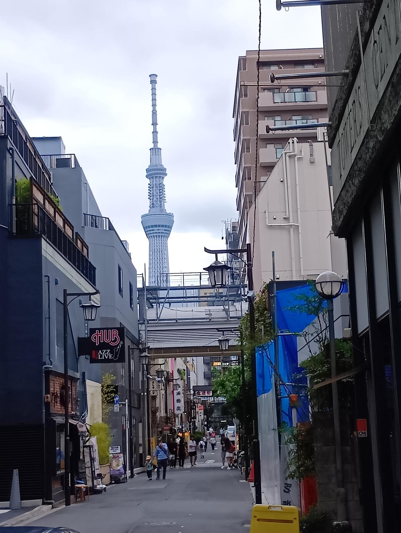 浅草の街から望むスカイツリー