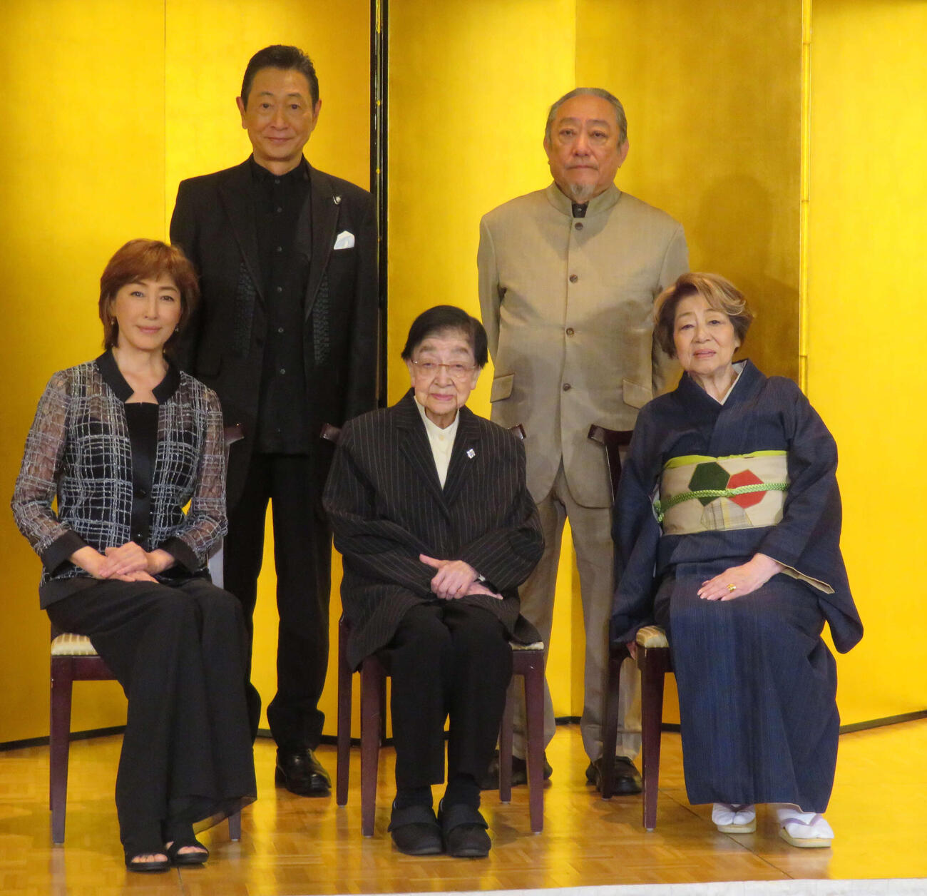 新派・松竹新喜劇の合同喜劇公演の記者会見で並ぶ石井ふく子さん（前列中央）、水谷八重子さん（前列右）（2026年3月撮影）