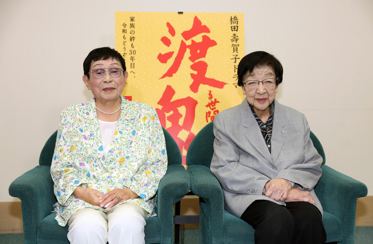 囲み取材に応じる橋田寿賀子さん（左）と石井ふく子プロデューサー（2019年9月撮影）