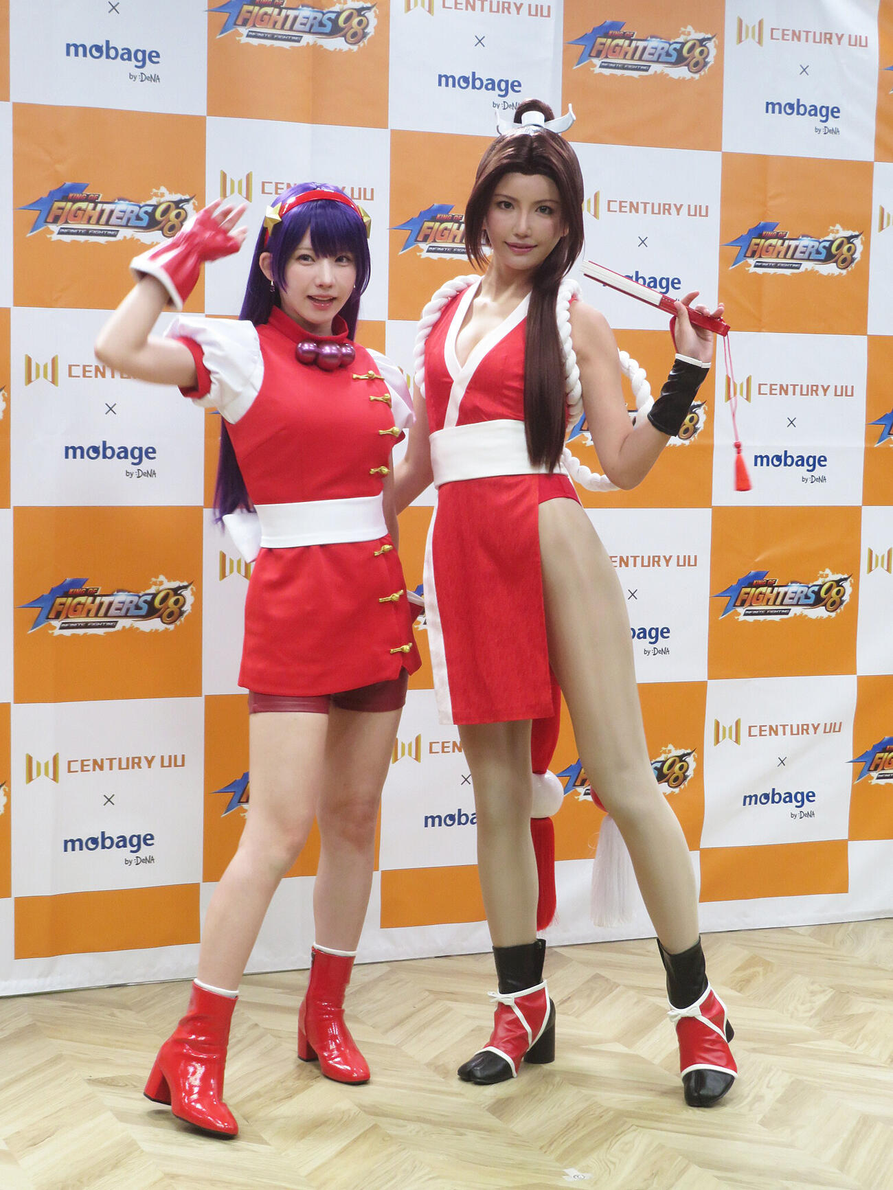 「King of Fighters'98 Infinite Fighting」リリース発表会に出席したえなこ（左）と南あみ（撮影・川田和博）