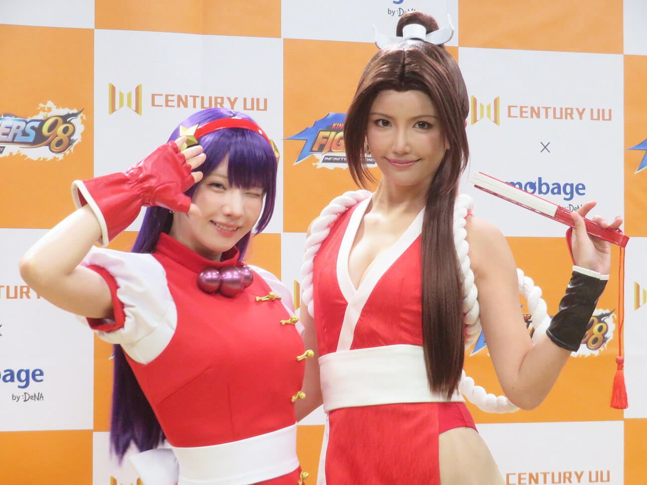 「King of Fighters'98 Infinite Fighting」リリース発表会に出席したえなこ（左）と南あみ（撮影・川田和博）