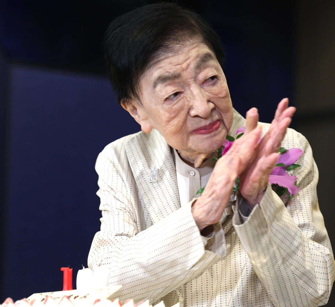 満100歳の誕生日ケーキを送られ、ロウソクをを吹き消し拍手する石井ふく子さん（撮影・水谷安孝）