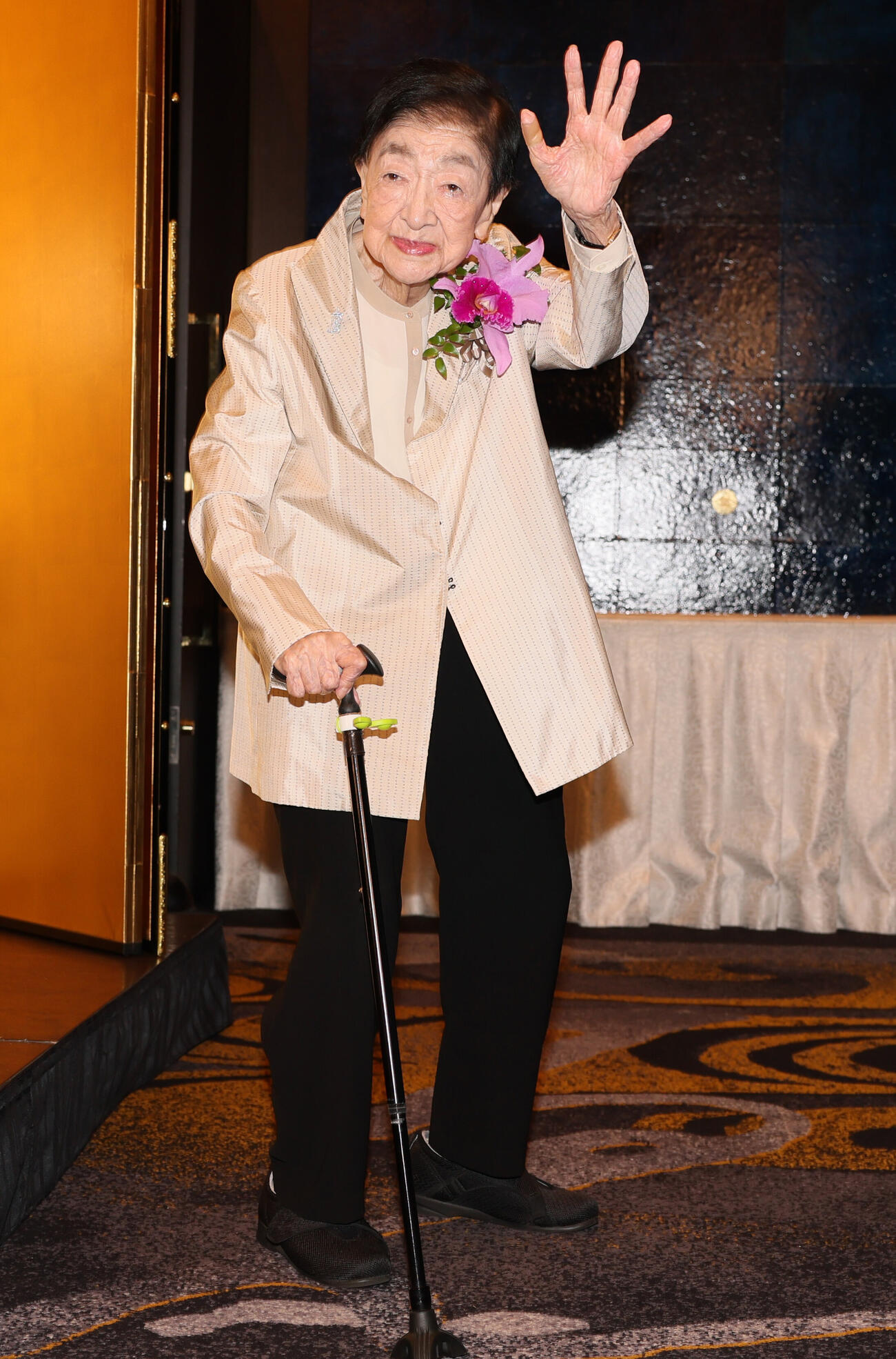 満100歳を迎え手を振る石井ふく子さん（撮影・水谷安孝）