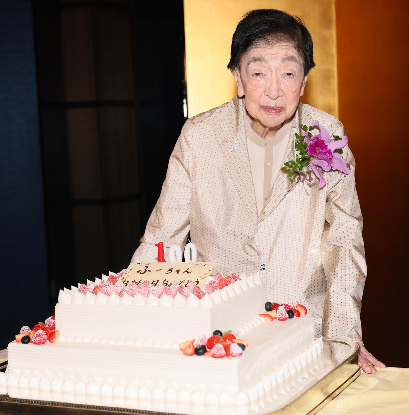 満100歳を迎え誕生日ケーキを送られる石井ふく子さん（撮影・水谷安孝）