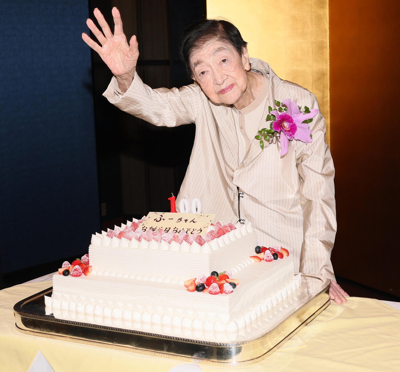 満100歳を迎え、誕生日ケーキを前に手を振る石井ふく子さん（撮影・水谷安孝）