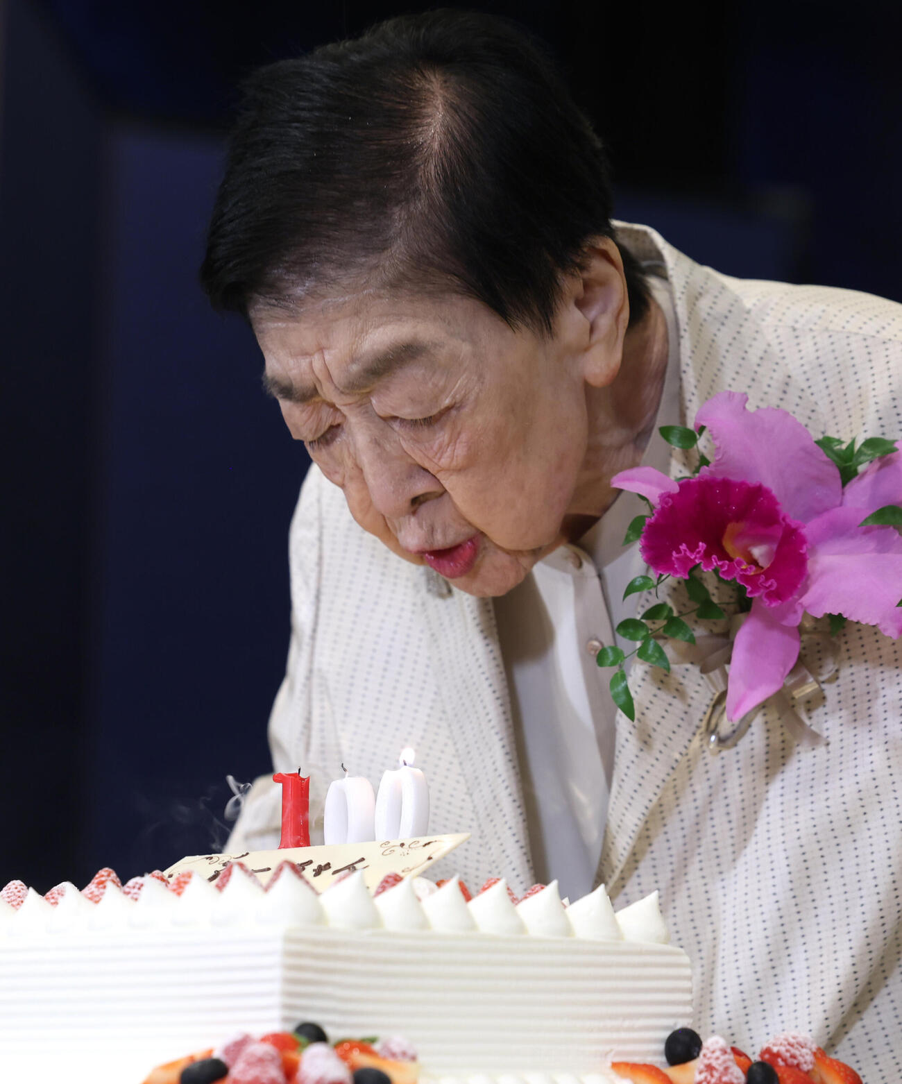 満100歳の誕生日ケーキを送られロウソクをを吹き消す石井ふく子さん（撮影・水谷安孝）