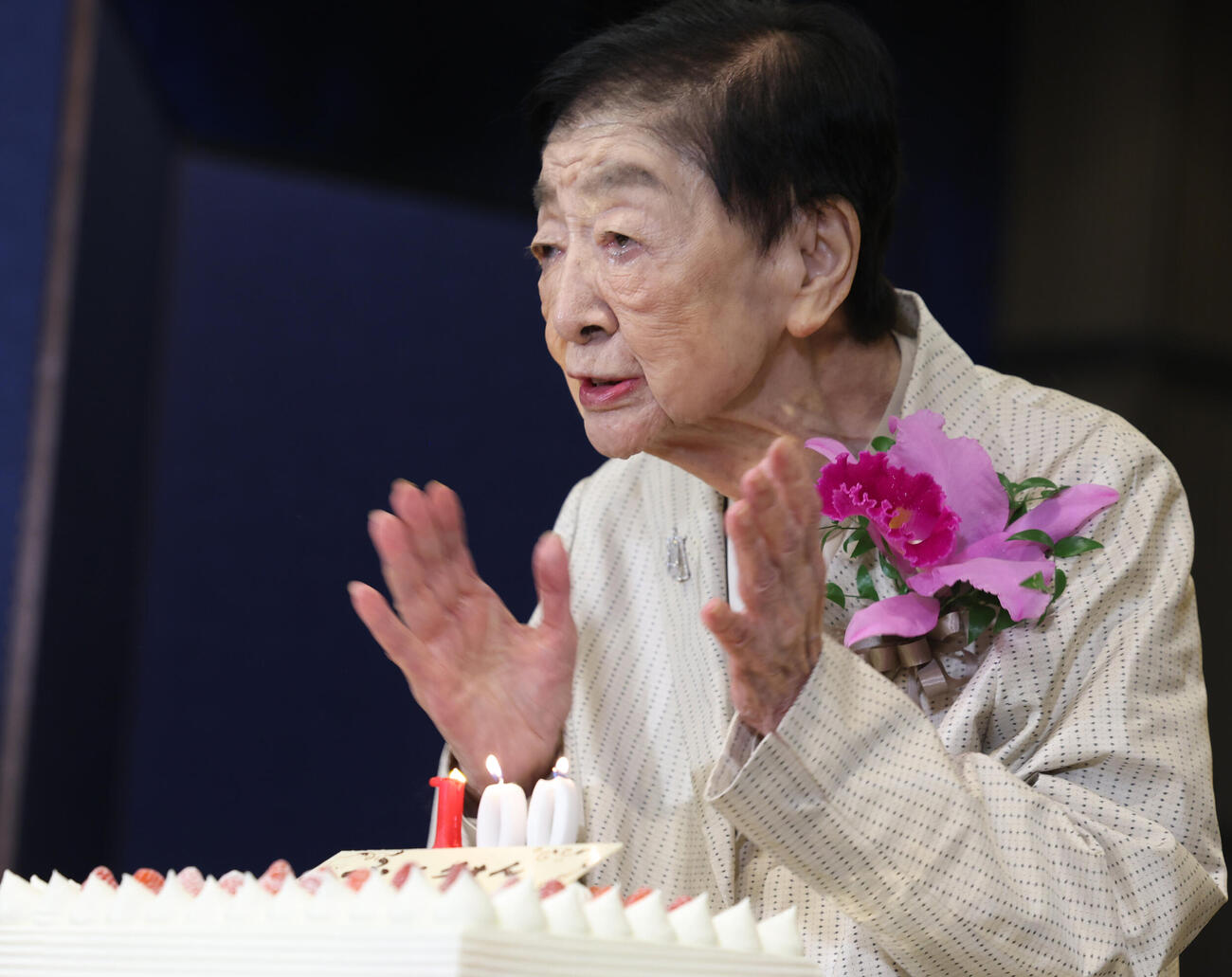 満100歳の誕生日ケーキを送られ自らハッピーバースデーを歌う石井ふく子さん（撮影・水谷安孝）