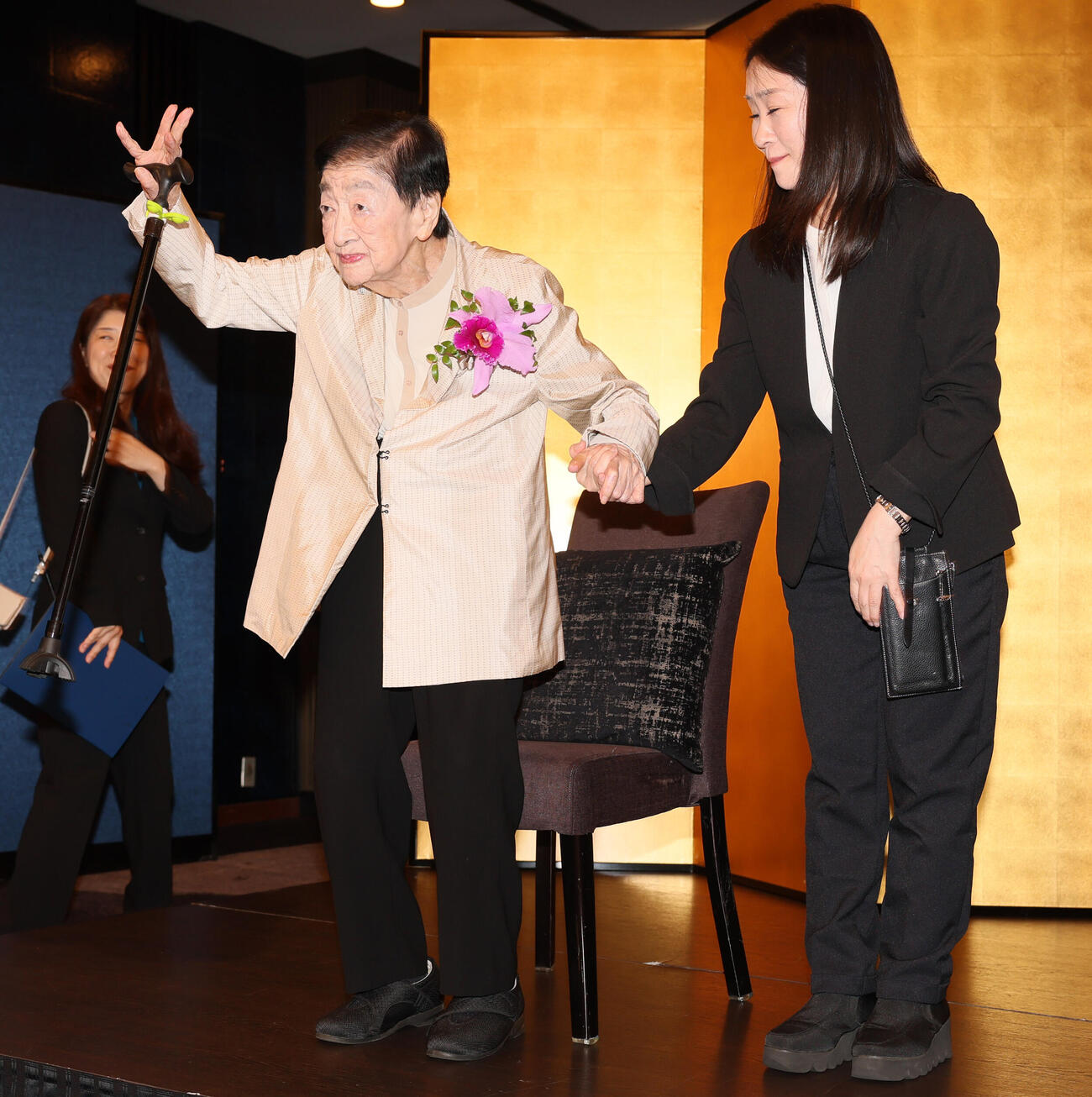 満100歳を迎え手を振る石井ふく子さん（撮影・水谷安孝）