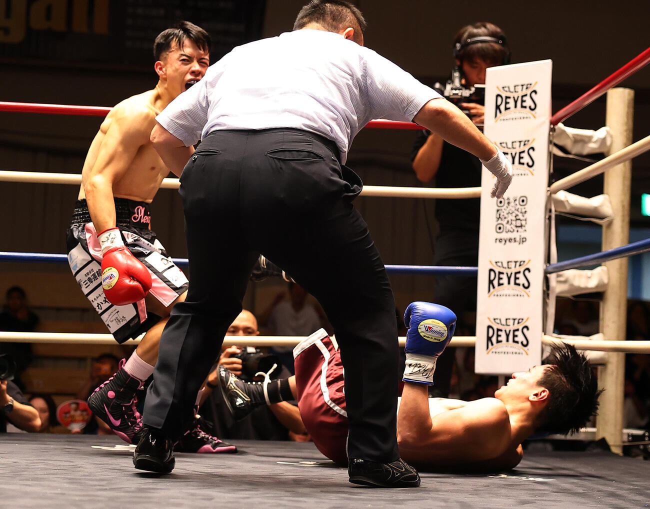 スーパーバンタム級4回戦　1回、松村航（左）にTKO負けする藤原季節（撮影・野上伸悟）