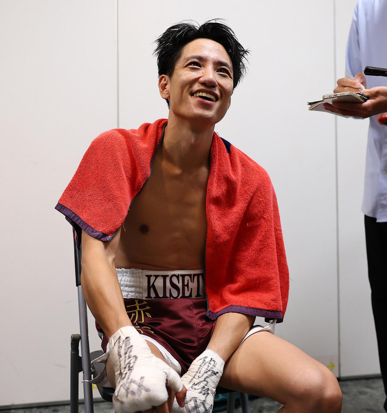 スーパーバンタム級4回戦　1回TKO負けを喫し、取材対応で笑顔を見せる藤原季節（撮影・野上伸悟）