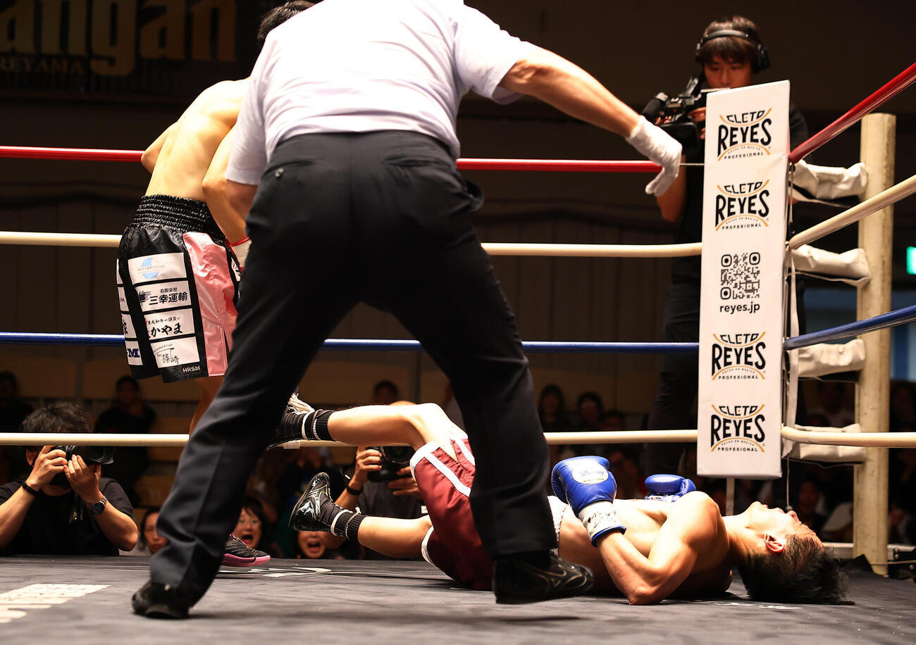 スーパーバンタム級4回戦　1回、松村航（左）にTKO負けする藤原季節（撮影・野上伸悟）