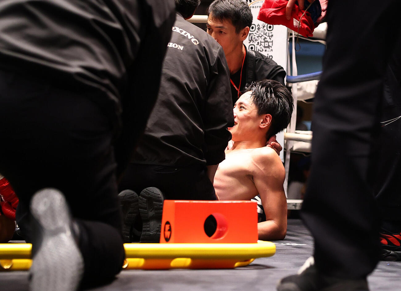 スーパーバンタム級4回戦　1回、松村航にTKO負けを喫した藤原季節（撮影・野上伸悟）