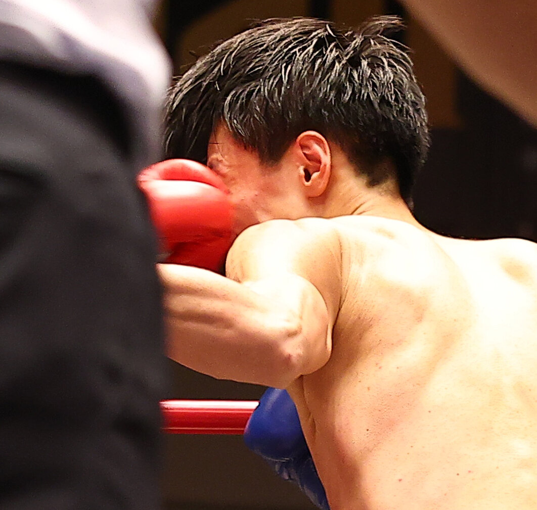 スーパーバンタム級4回戦　1回、松村航のパンチを浴び、TKO負けを喫した藤原季節（撮影・野上伸悟）