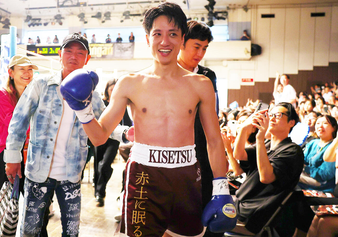 スーパーバンタム級4回戦　松村航にTKO負けを喫した藤原季節は、観客の声援に応えながら引き揚げる（撮影・野上伸悟）