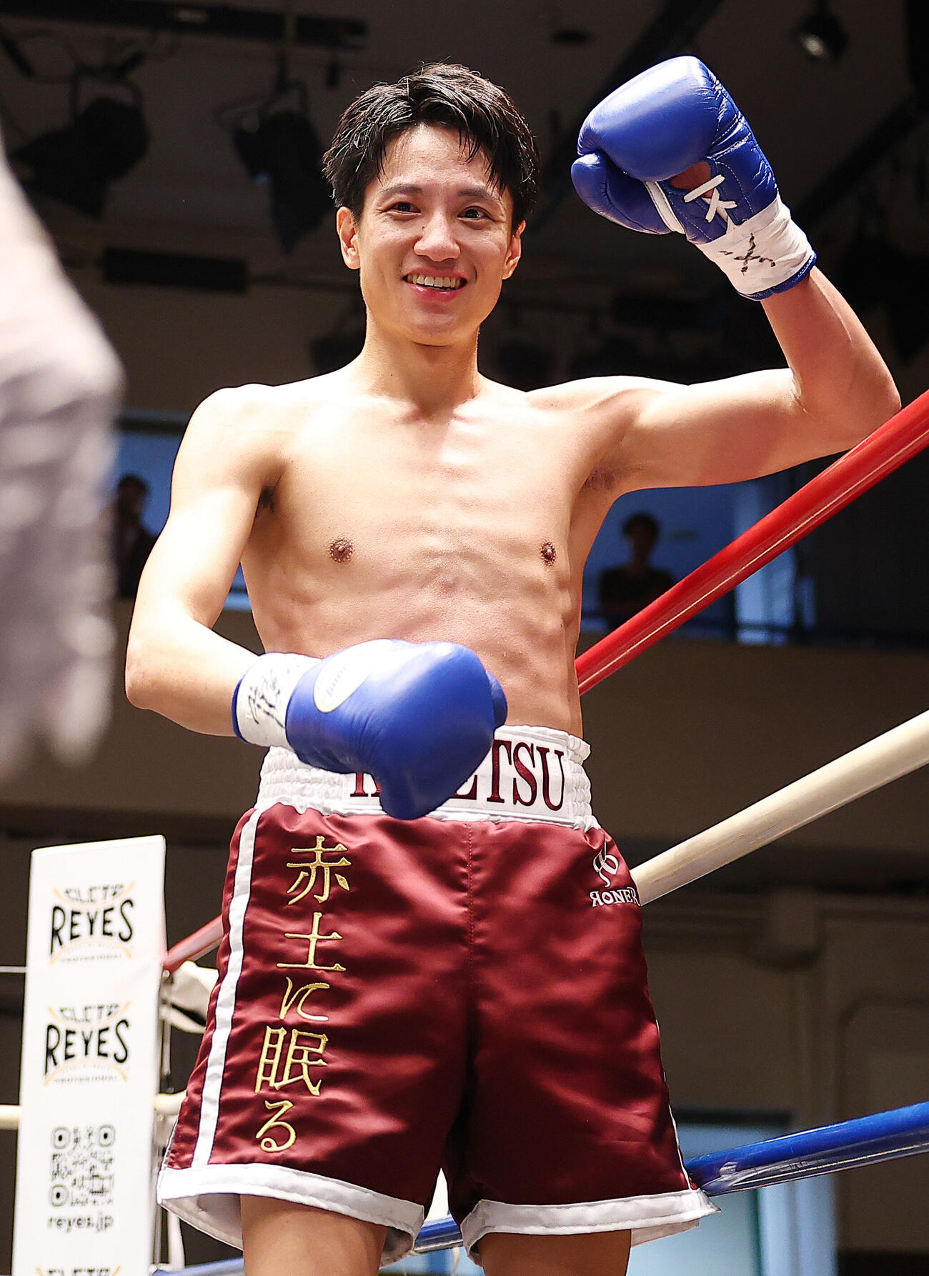 スーパーバンタム級4回戦　松村航にTKO負けを喫した藤原季節は、観客の声援に笑顔で応える（撮影・野上伸悟）