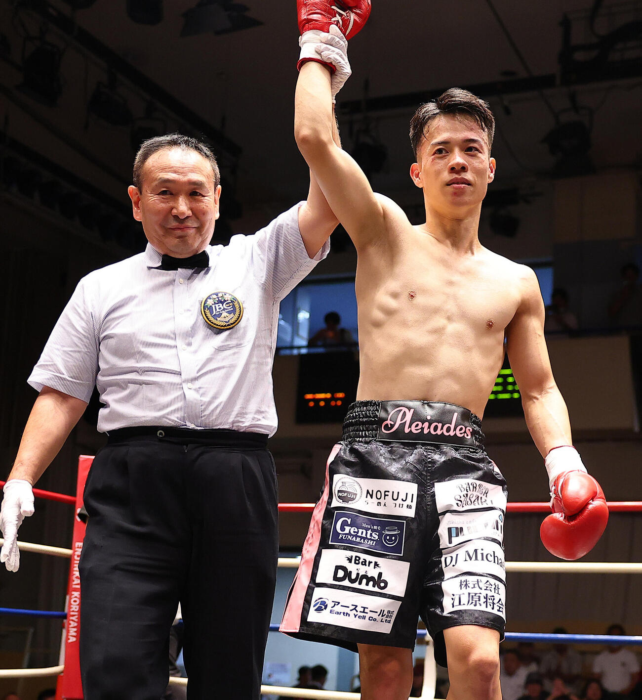 スーパーバンタム級4回戦　藤原季節にTKO勝ちした松村航（撮影・野上伸悟）