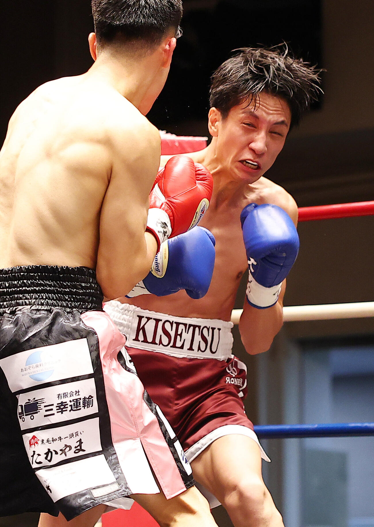 スーパーバンタム級4回戦　1回、松村航（左）と打ち合う藤原季節（撮影・野上伸悟）