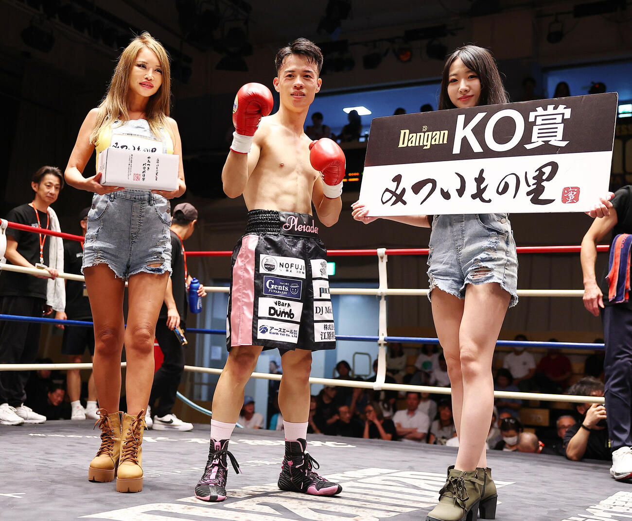 スーパーバンタム級4回戦　藤原季節にTKO勝ちした松村航（撮影・野上伸悟）