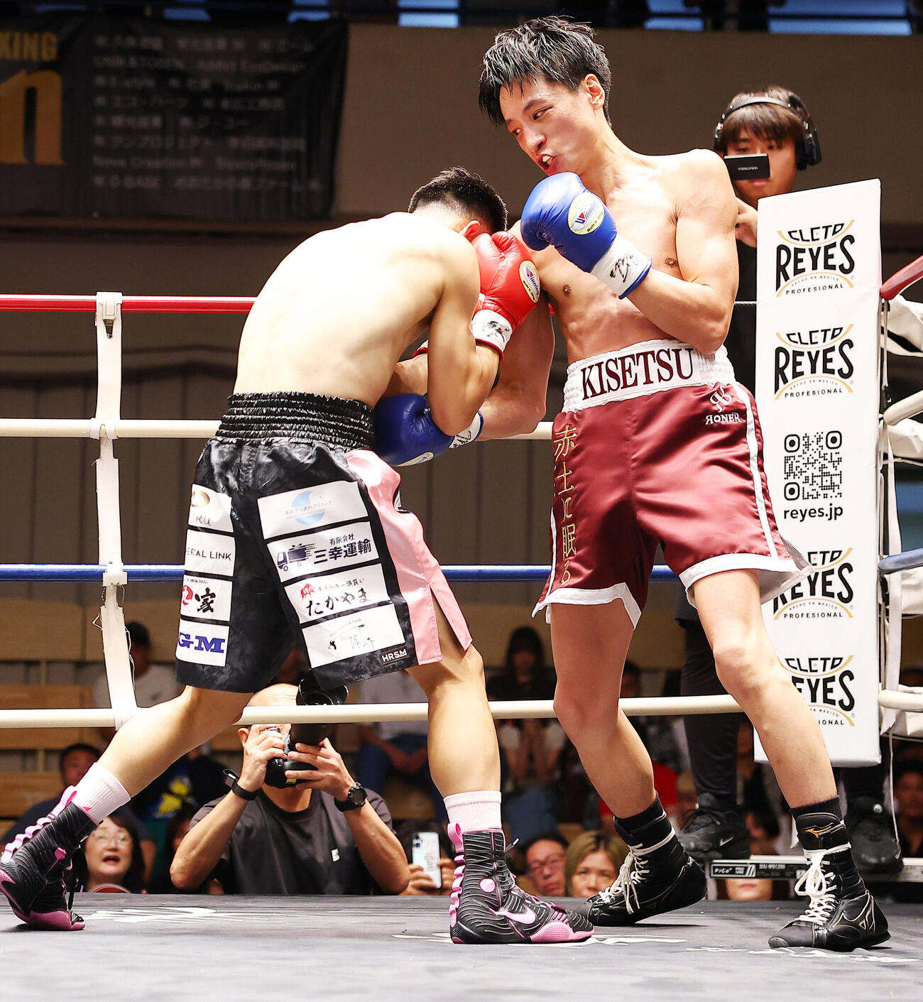 スーパーバンタム級4回戦　1回、松村航（左）と打ち合う藤原季節（撮影・野上伸悟）
