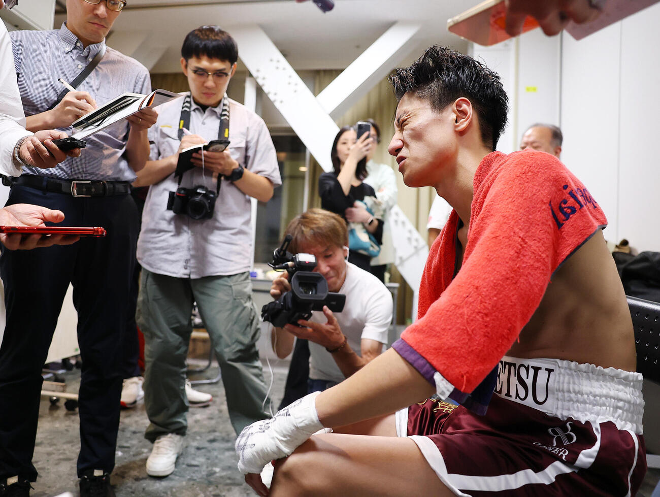 スーパーバンタム級4回戦　1回TKO負けを喫し、取材対応で悔しげな表情を見せる藤原季節（撮影・野上伸悟）