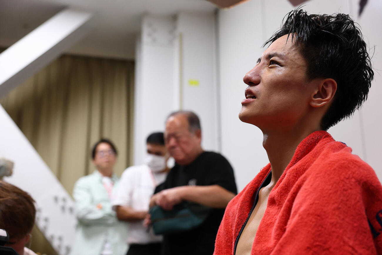 スーパーバンタム級4回戦　1回TKO負けを喫し、取材対応で悔しげな表情を見せる藤原季節（撮影・野上伸悟）
