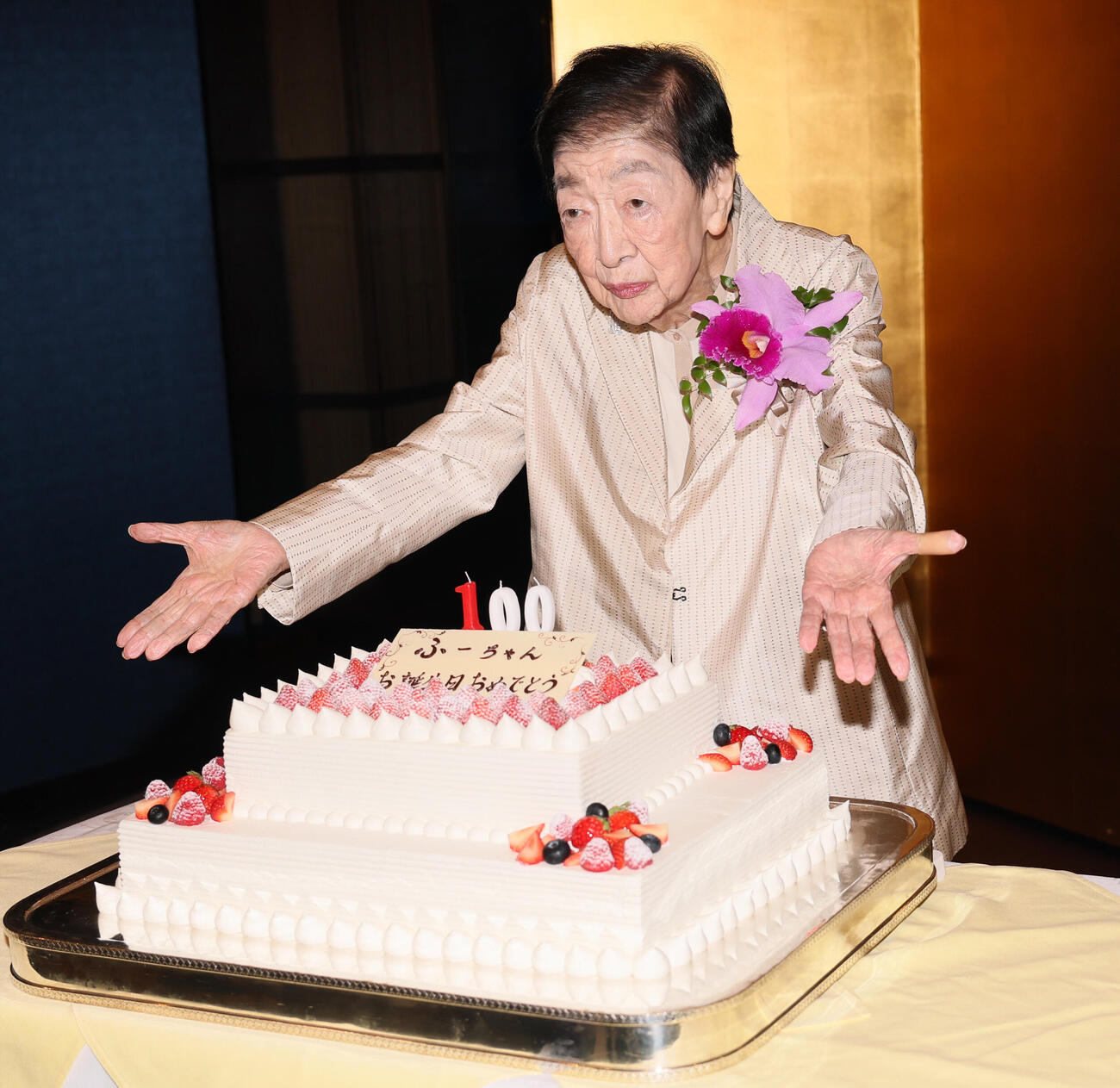 満100歳を迎え誕生日ケーキを送られる石井ふく子さん（撮影・水谷安孝）