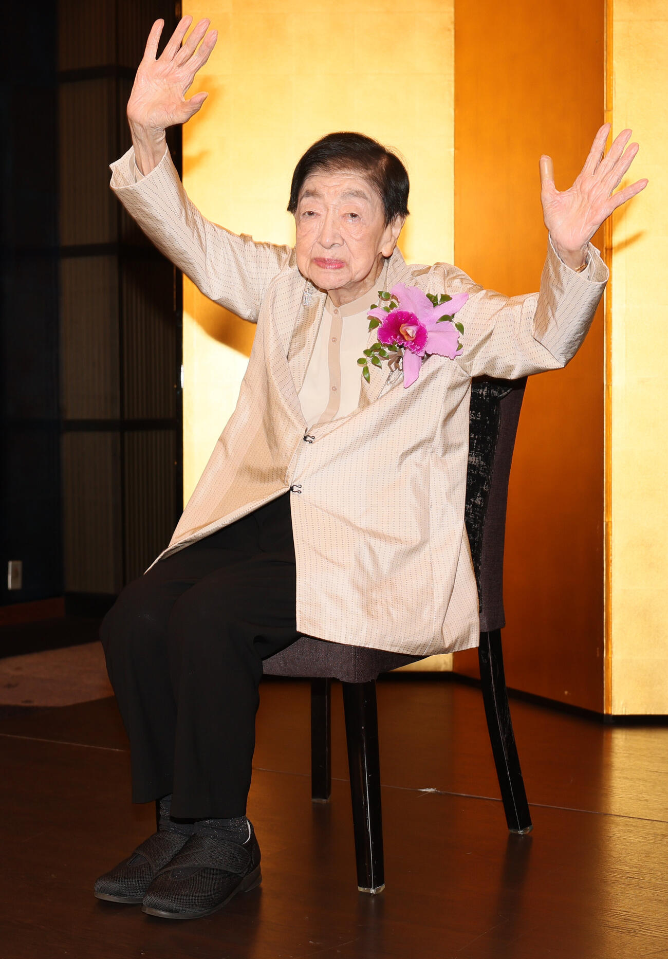 満100歳を迎え手を振る石井ふく子さん（撮影・水谷安孝）