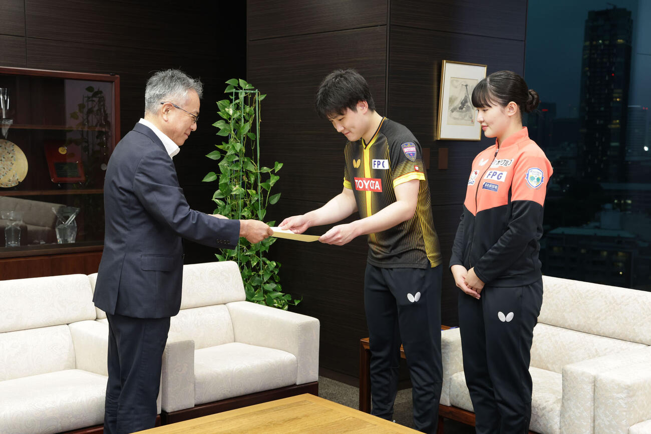 テレビ東京から特別表彰を受ける張本智和選手（中央）と張本美和選手（右）